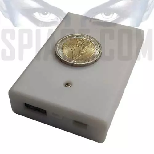 Riattivatore power bank compatto - Modulo bianco con moneta per scala dimensioni, previene spegnimento automatico telecamere e GPS.