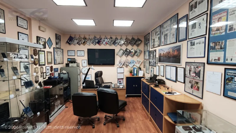 Sala riservata per le consulenze tecniche all'interno dello showroom Polinet a Roma, con certificazioni e riconoscimenti ufficiali alle pareti.