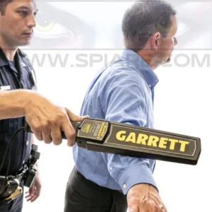 Garrett Super Scanner V metal detector palmare professionale: operatore di sicurezza esegue controllo persona al checkpoint