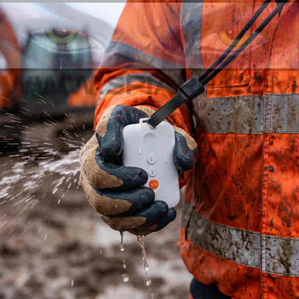 GPS indossabile IP65 bagnato dall'acqua in mano a un operaio con guanti da lavoro in un cantiere