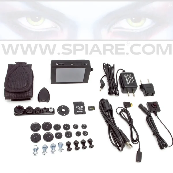 Contenuto completo del kit microcamera spia bottone WiFi: mini DVR con display, microcamera cablata, coperture a bottone e a vite, custodia in tessuto, alimentatori e cavi