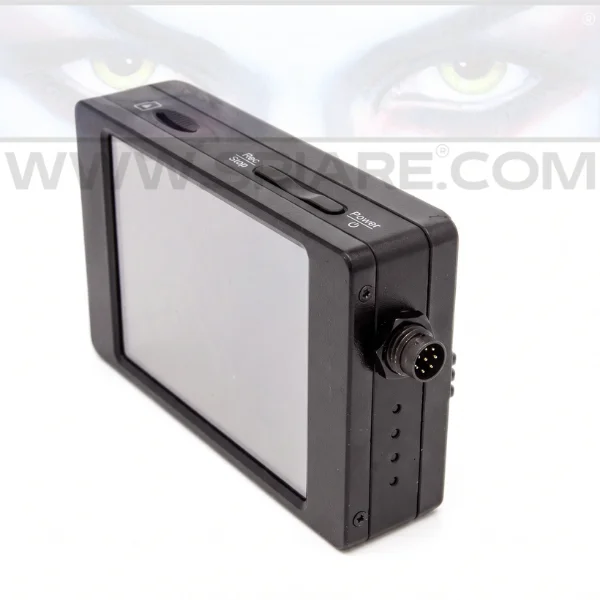 Mini DVR del kit microcamera spia bottone WiFi: display LCD, comandi Rec/Stop e Power sul dorso e connettore circolare multipolare con bloccaggio a ghiera filettata per il cavo microcamera