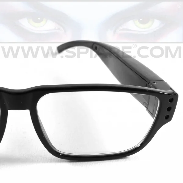 Occhiali con telecamera spia in dettaglio: lenti trasparenti, ottica mimetizzata nei microfori della montatura ed elettronica nascosta nell'asta